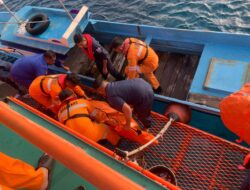 Tim SAR Evakuasi Korban KM Barcelona yang Terbakar di Perairan Gangga
