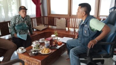 Kepala Desa Tinggarjaya, Kecamatan Jatilawang, Kabupaten Banyumas, Warmono S.Pd, mendatangi Klinik Bantuan Hukum Peradi SAI Purwokerto, Sabtu, 19 Juli 2025