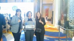 (Tengah) Titin Prihatiningsih, SE, MARS, CMA, Director of Human Capital & General Affair JEC Eye Hospitals and Clinics (Kanan) : Mubadiyah, S.Psi, MM Kadiv. Marketing & Komunikasi JEC Eye Hospitals and Clinic. (Dok Humas JEC Eye Hospitals and Clinic)