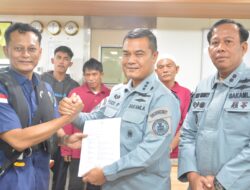 Bakamla RI Jemput 4 Nelayan Indonesia di Perbatasan Laut Indonesia–Malaysia