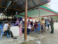 Babinsa Koramil 1710-03/Kuala Kencana Dampingi Penyaluran Bantuan kepada Masyarakat