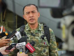 TNI Salurkan Logistik ke Wilayah Terisolasi dengan Metode Airdrop
