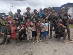 Patroli Satgas Ops Damai Cartenz di Intan Jaya: Interaksi dengan Warga dan Anak-anak di Sugapa